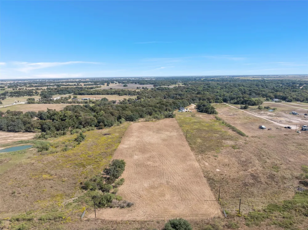6 County Road 473 Lott, TX 76656