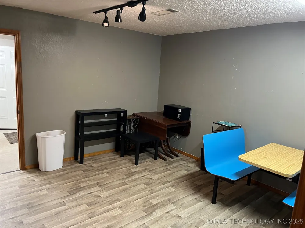 112 S Thornton Vian, OK 74962