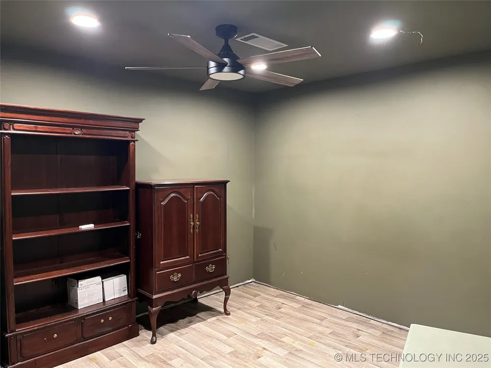 112 S Thornton Vian, OK 74962