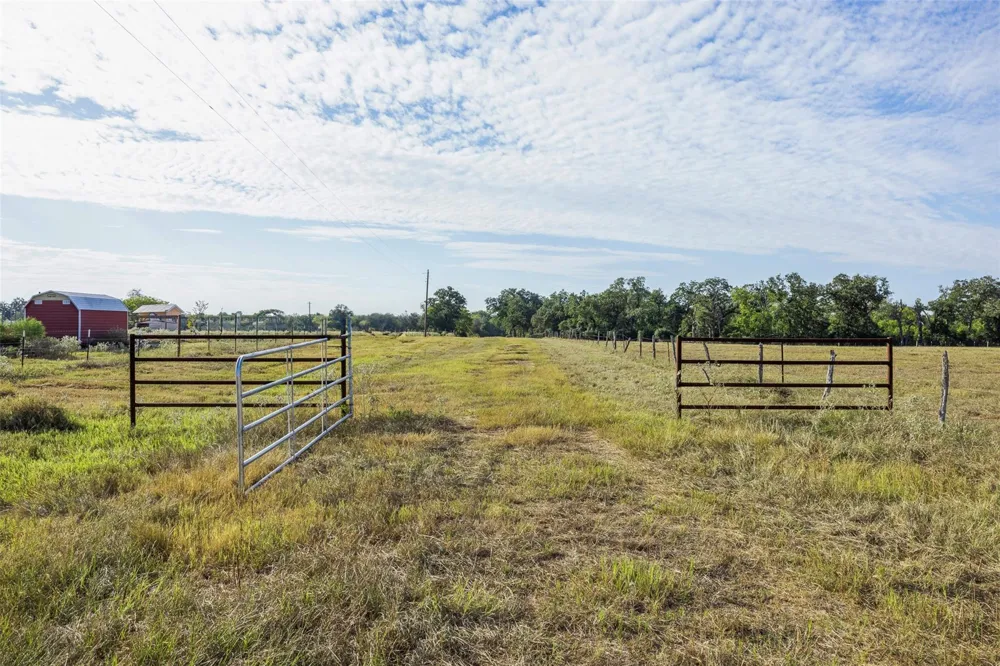 1463 County Road 324 Lincoln, TX 78948