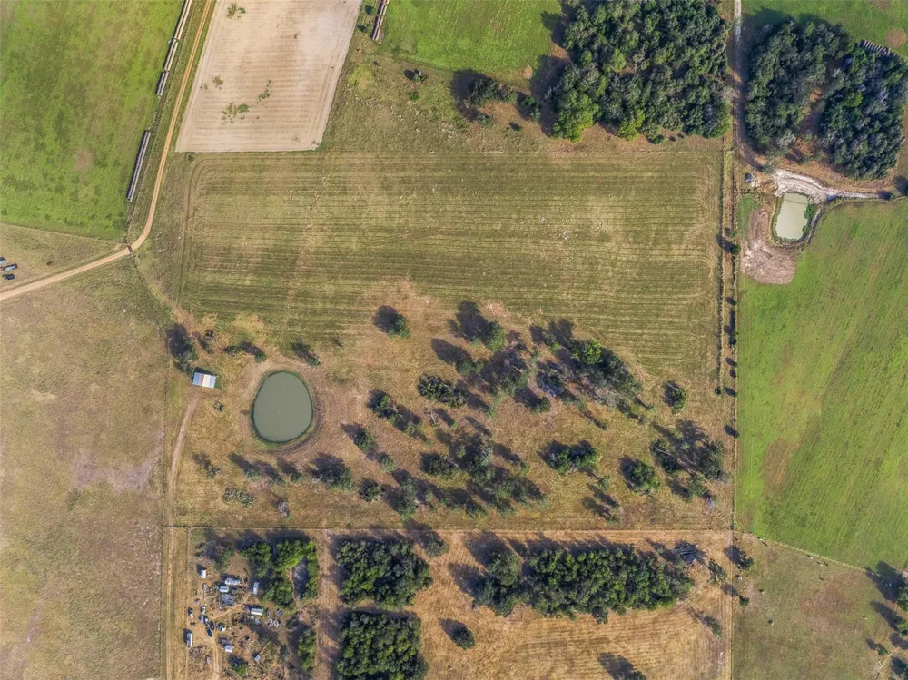 1463 County Road 324 Lincoln, TX 78948