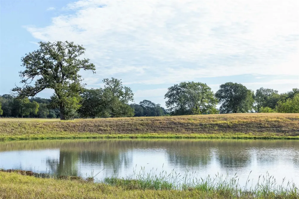 1463 County Road 324 Lincoln, TX 78948