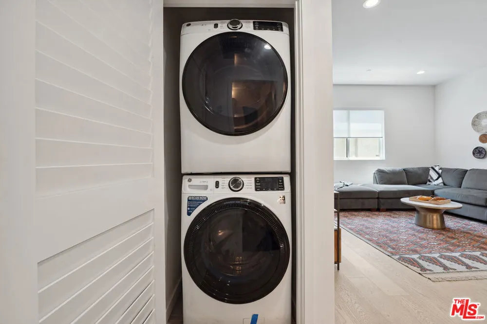 1746 Garfield Place #202 Los Angeles, CA 90028