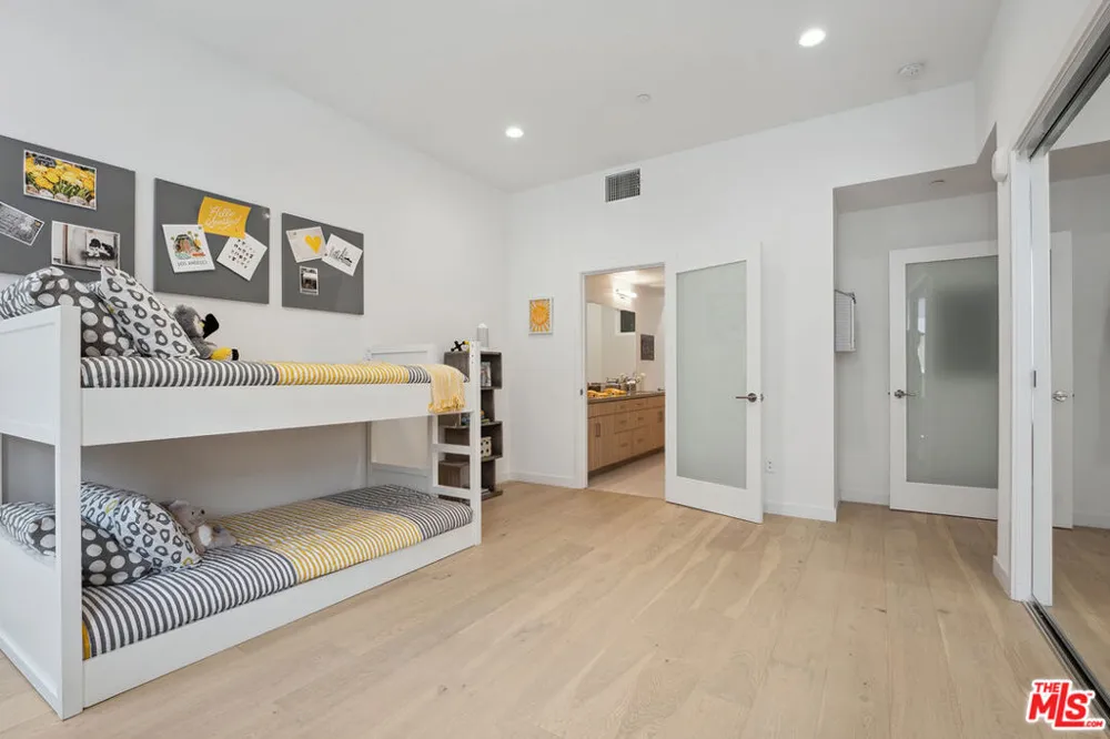 1746 Garfield Place #202 Los Angeles, CA 90028