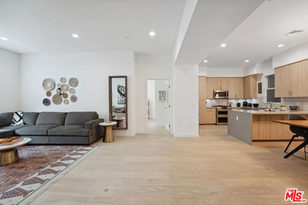 1746 Garfield Place #202 Los Angeles, CA 90028