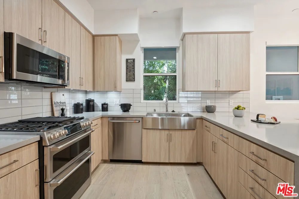 1746 Garfield Place #202 Los Angeles, CA 90028