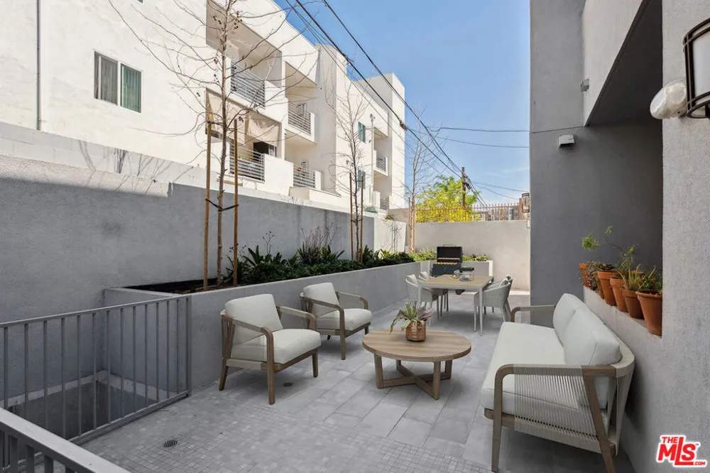 1746 Garfield Place #202 Los Angeles, CA 90028