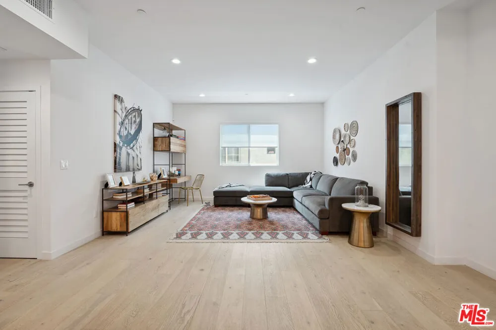 1746 Garfield Place #202 Los Angeles, CA 90028