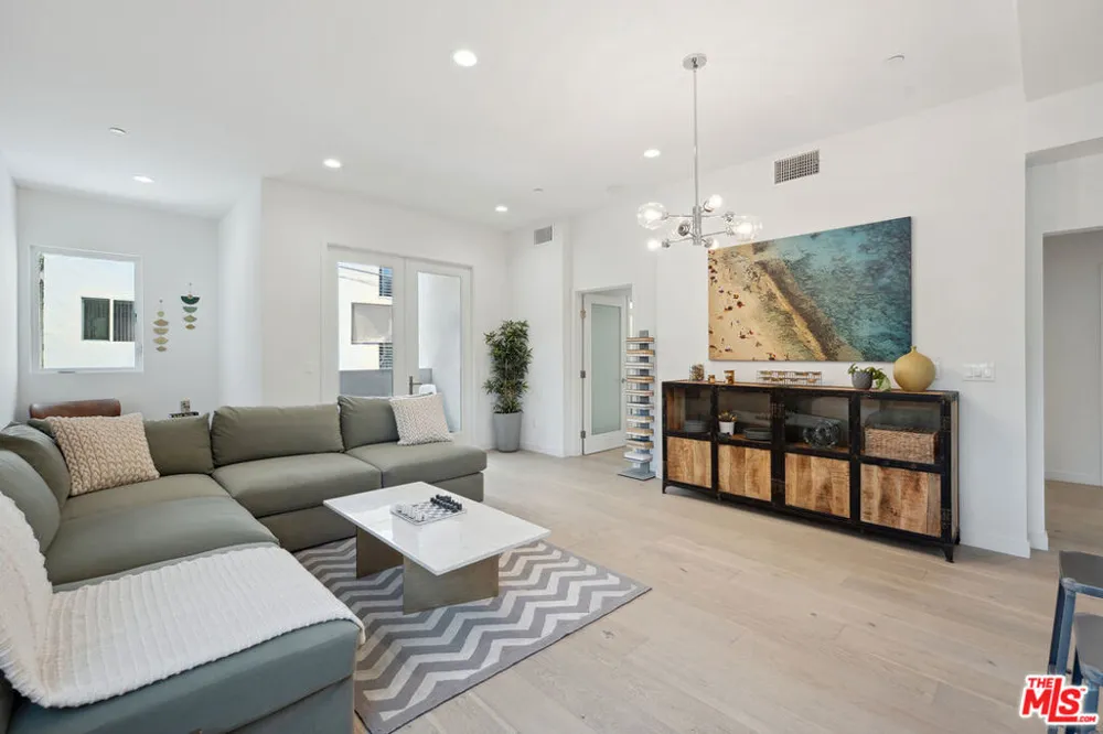 1746 Garfield Place #203 Los Angeles, CA 90028