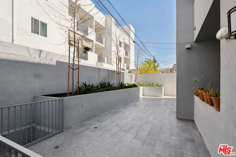 1746 Garfield Place #203 Los Angeles, CA 90028