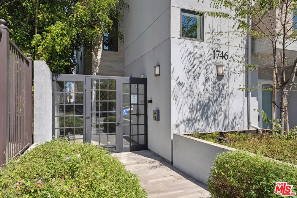 1746 Garfield Place #203 Los Angeles, CA 90028