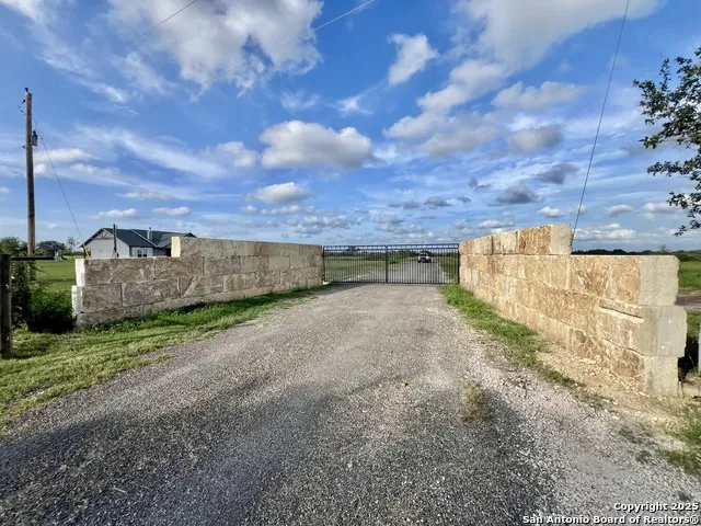 2337 Paisano Trl Beeville, TX 78102