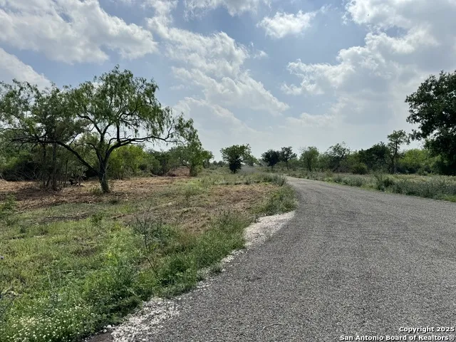 2337 Paisano Trl Beeville, TX 78102