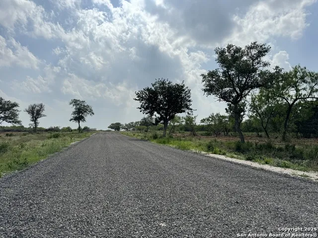 2337 Paisano Trl Beeville, TX 78102