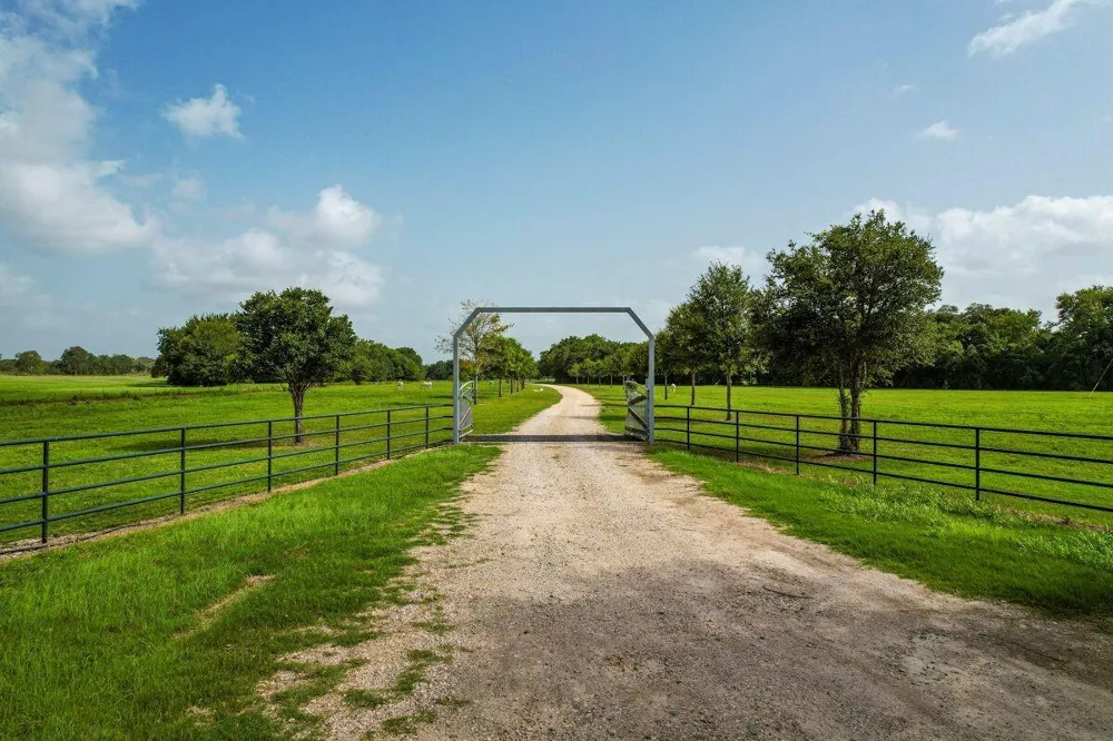 1331 E Parker Road Muldoon, TX 78949