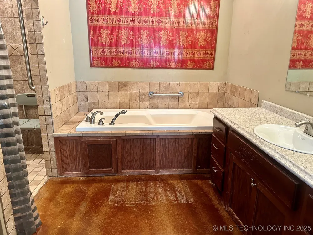 415664 E 1093 ROAD E Checotah, OK 74426