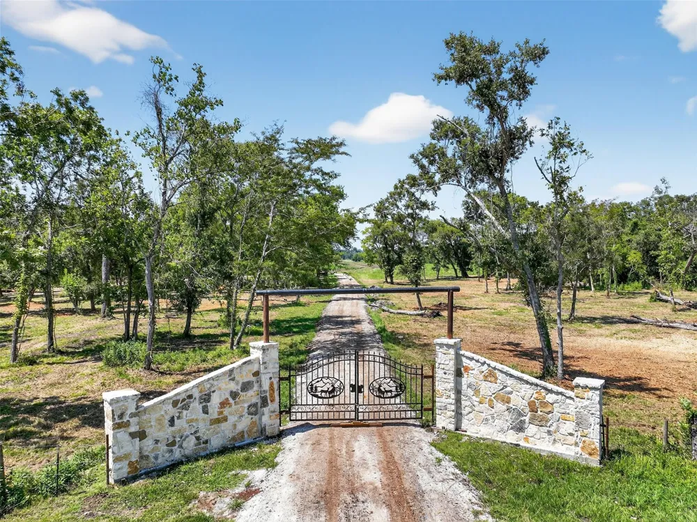 107 Fulbright Drive Angleton, TX 77515