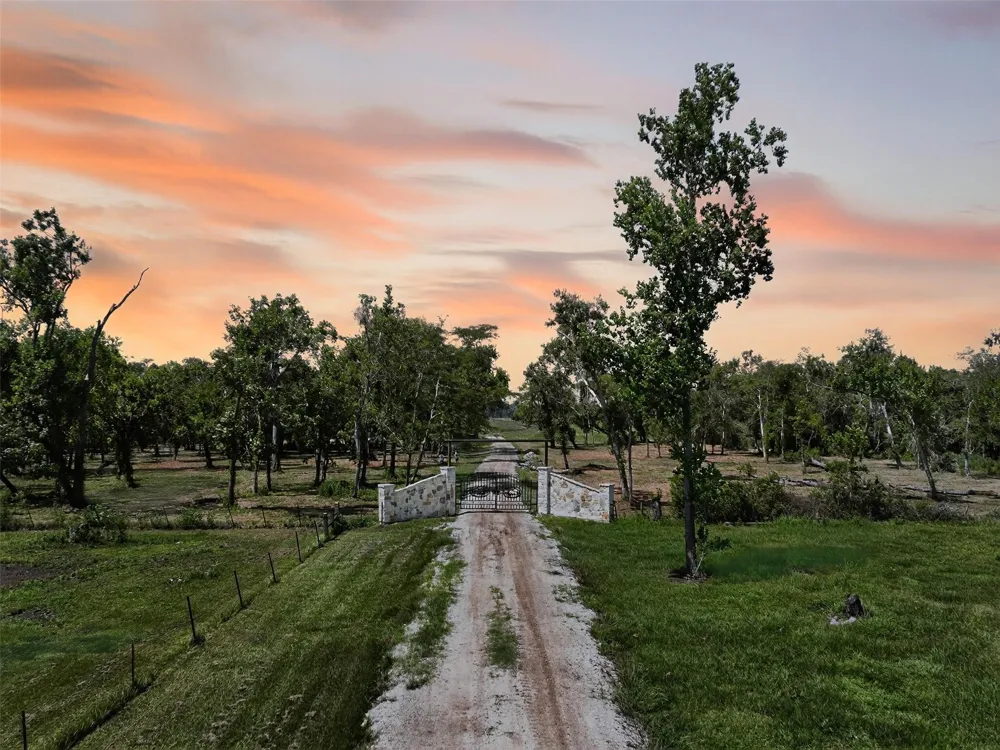 107 Fulbright Drive Angleton, TX 77515