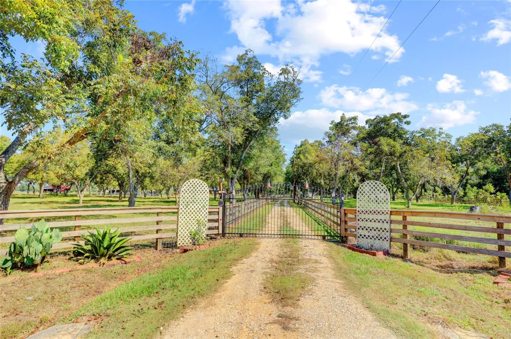 11935 County Road 160 Boling, TX 77420