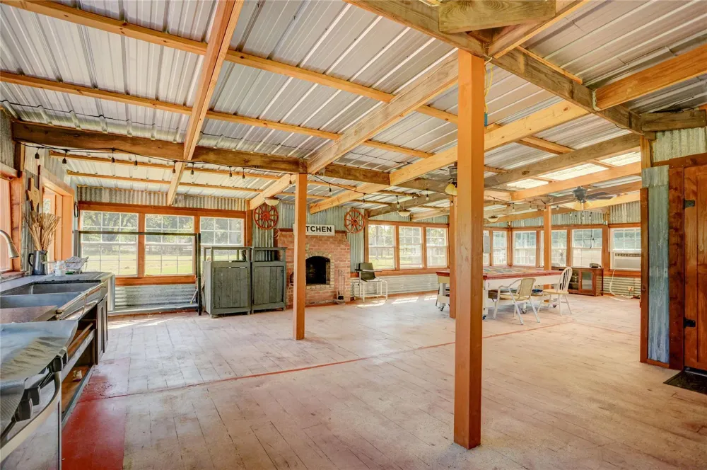 11935 County Road 160 Boling, TX 77420