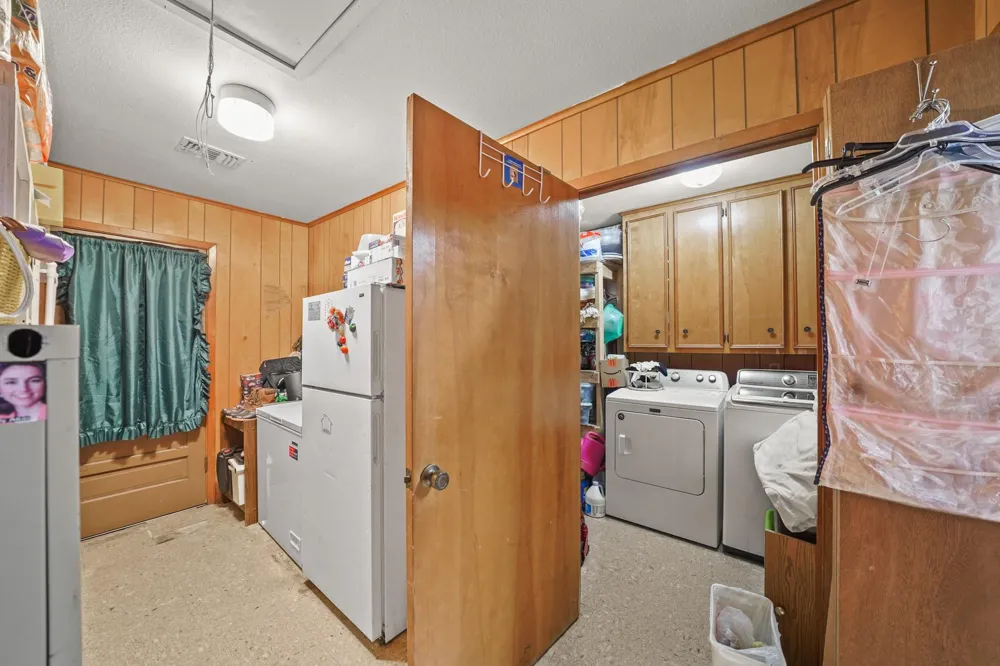 5913 County Road 225 East Bernard, TX 77435
