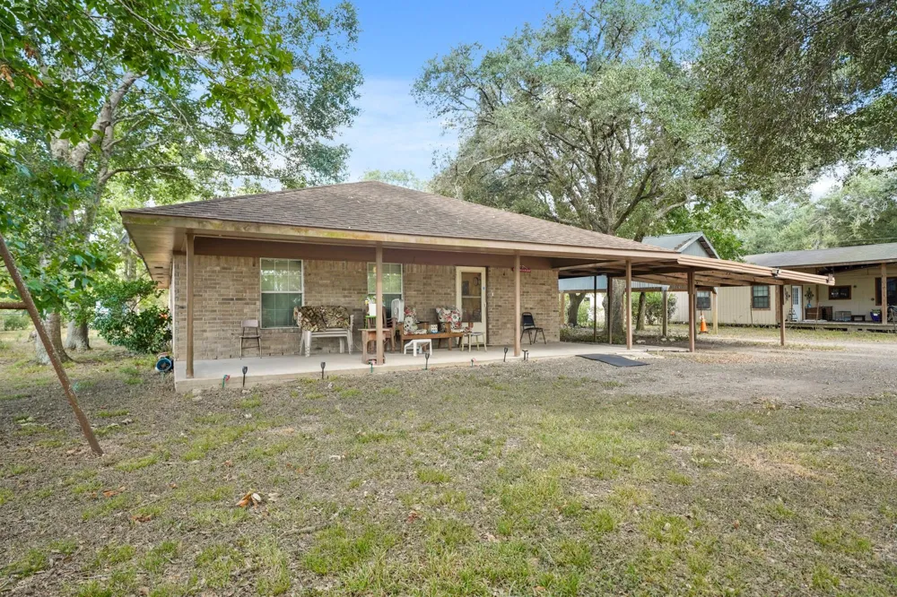 5913 County Road 225 East Bernard, TX 77435