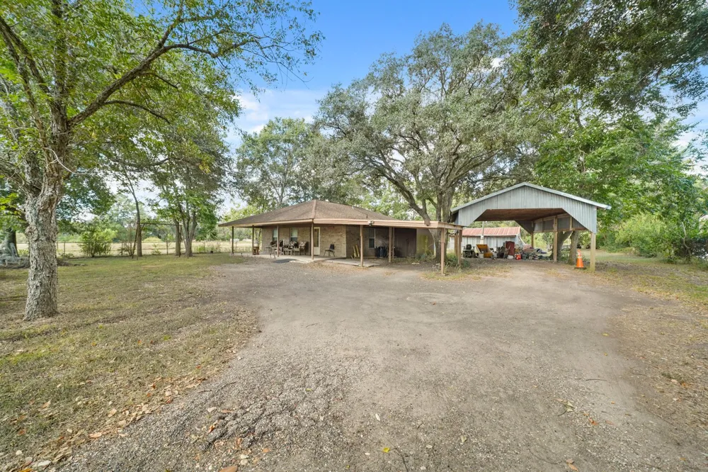 5913 County Road 225 East Bernard, TX 77435