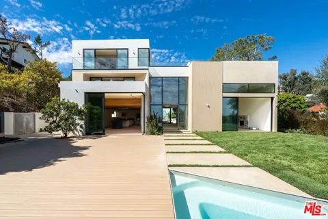 2501 Banyan Drive
