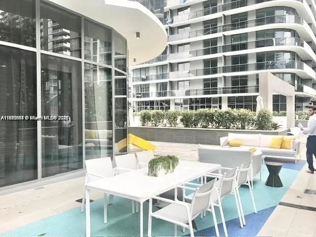 45 SW 9th St #3009 Miami, FL 33130