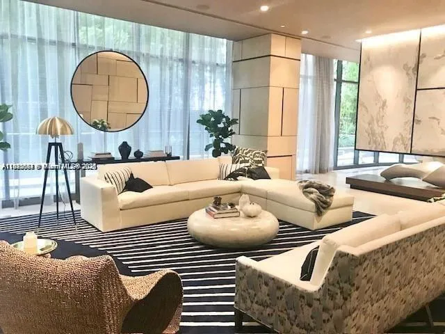 45 SW 9th St #3009 Miami, FL 33130