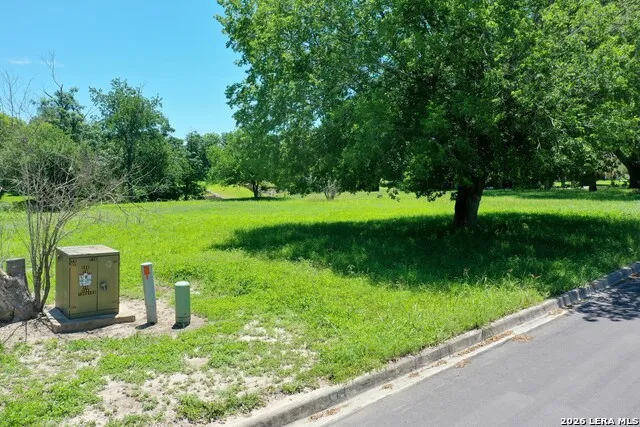38 E Hampton Seguin, TX 78155