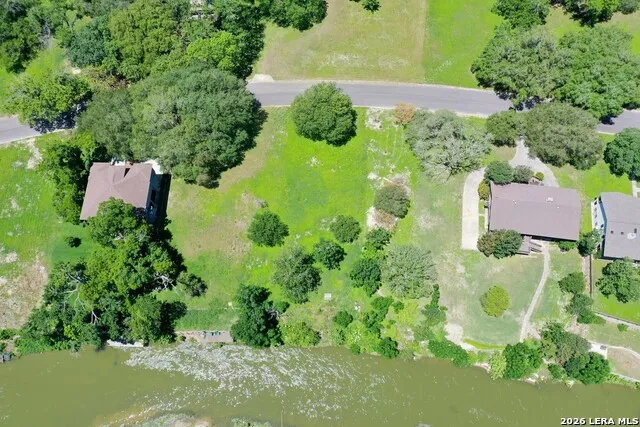 38 E Hampton Seguin, TX 78155