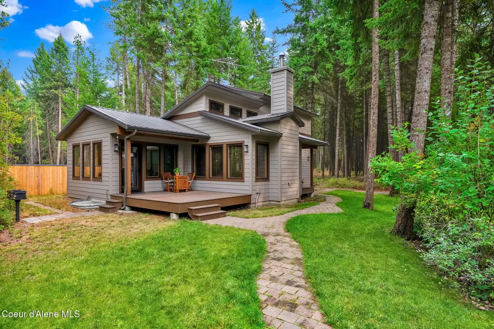8599 E Apache Trail Athol, ID 83801