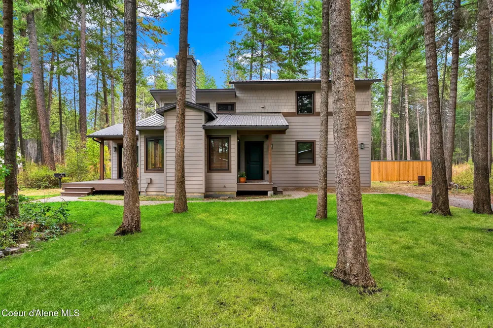 8599 E Apache Trail Athol, ID 83801