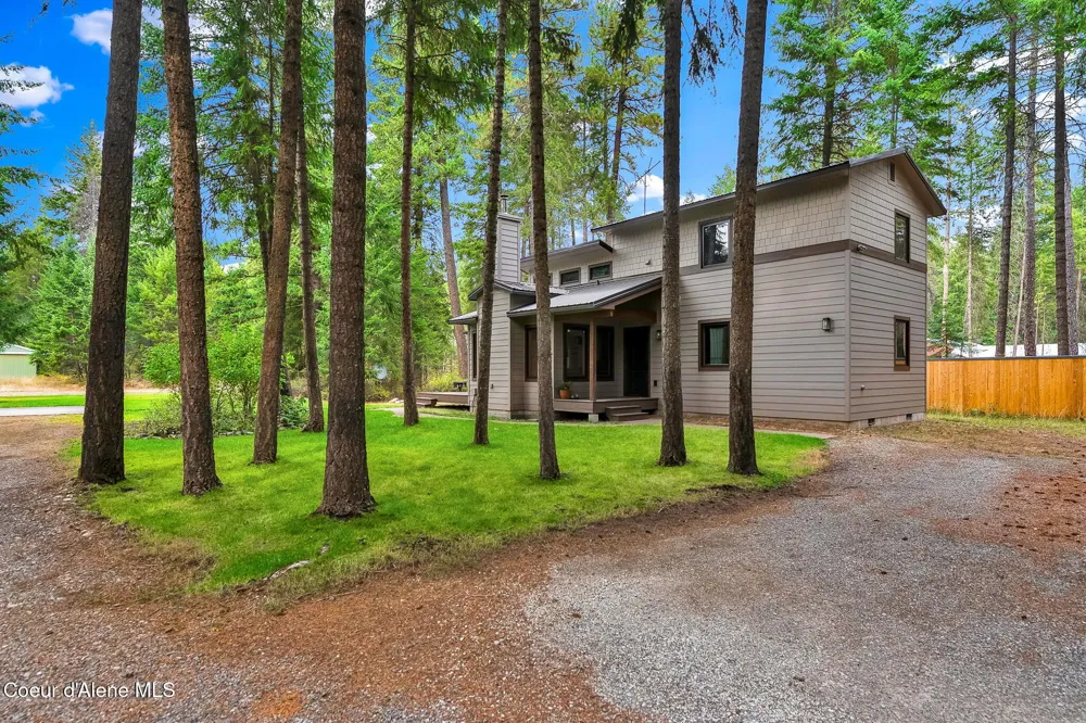 8599 E Apache Trail Athol, ID 83801