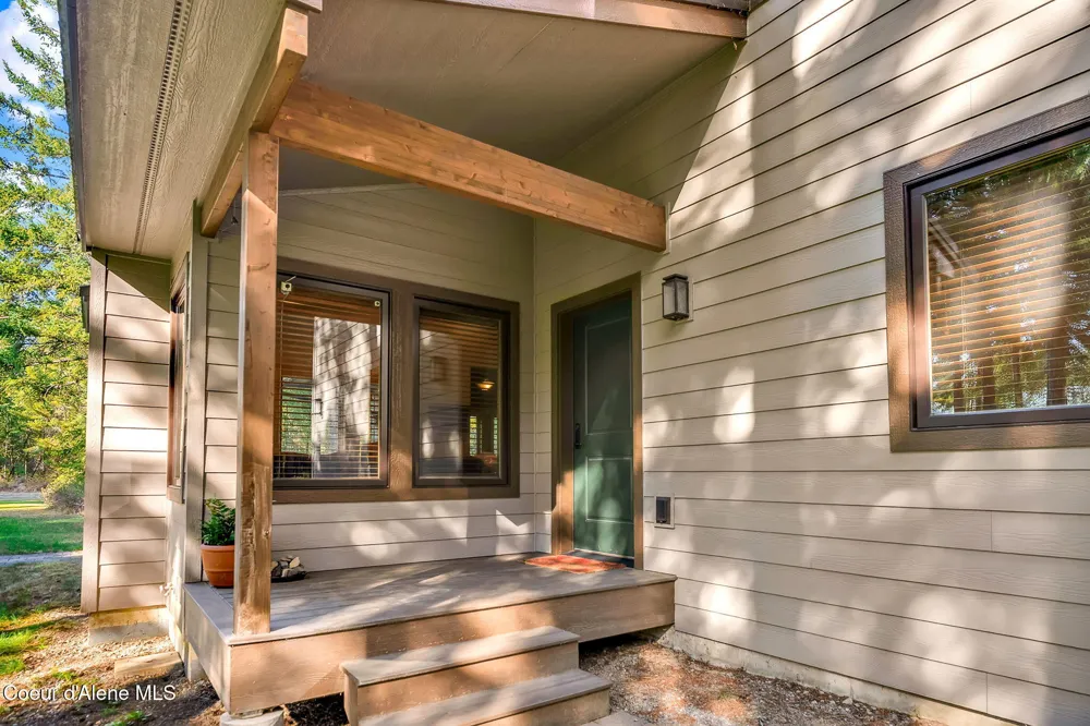8599 E Apache Trail Athol, ID 83801