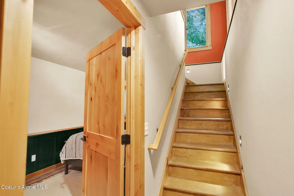 8599 E Apache Trail Athol, ID 83801