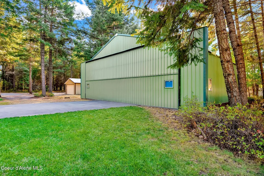 8599 E Apache Trail Athol, ID 83801