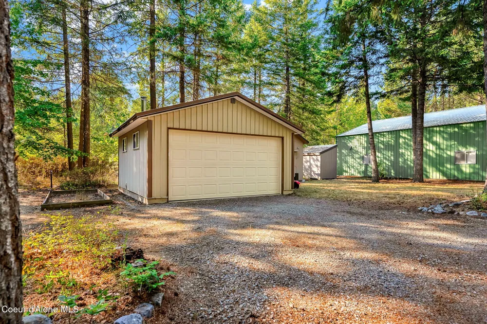 8599 E Apache Trail Athol, ID 83801