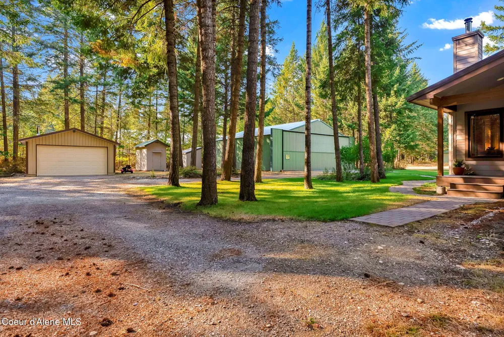 8599 E Apache Trail Athol, ID 83801