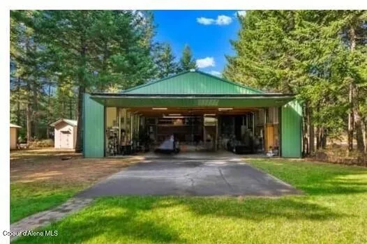 8599 E Apache Trail Athol, ID 83801