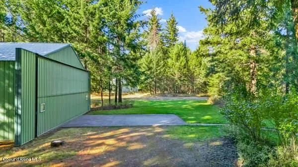 8599 E Apache Trail Athol, ID 83801