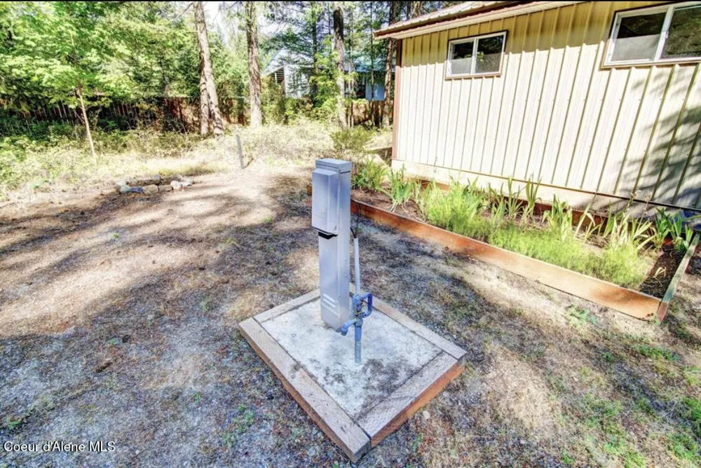 8599 E Apache Trail Athol, ID 83801