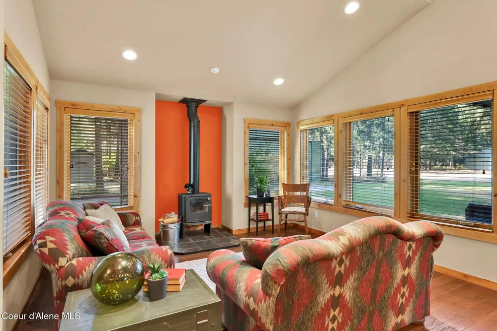 8599 E Apache Trail Athol, ID 83801