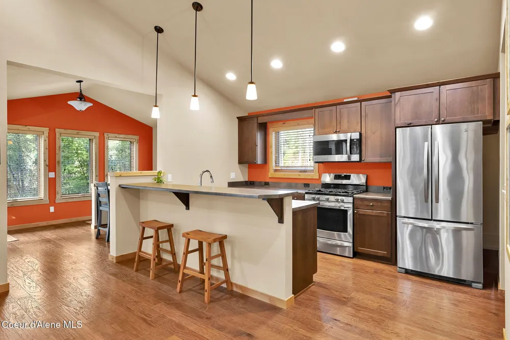 8599 E Apache Trail Athol, ID 83801