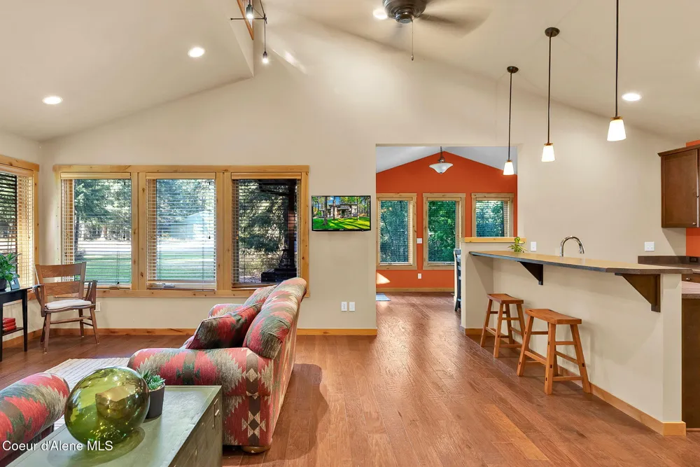 8599 E Apache Trail Athol, ID 83801