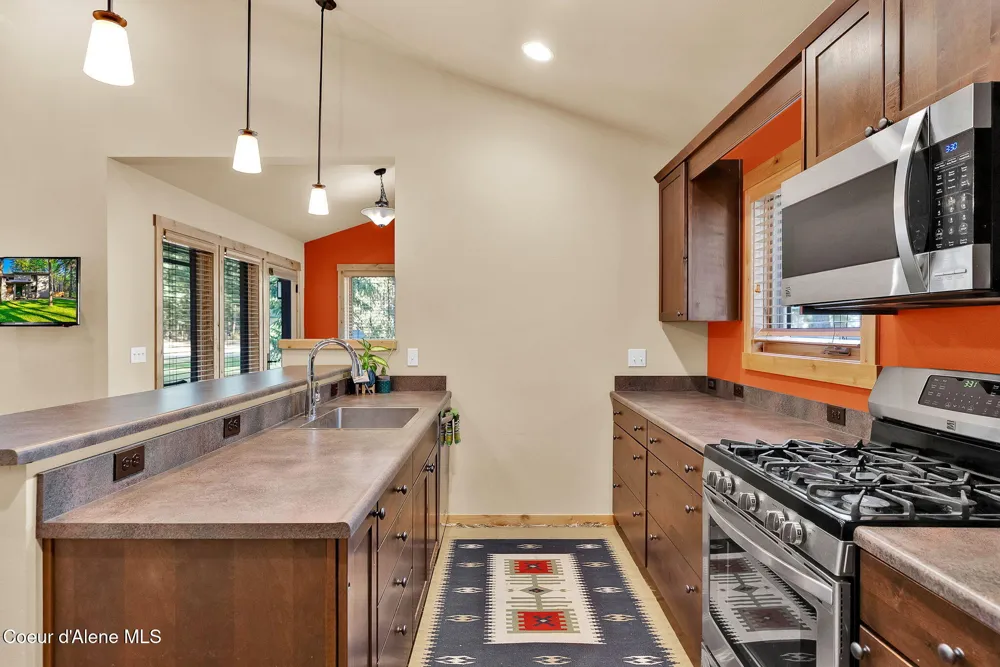 8599 E Apache Trail Athol, ID 83801