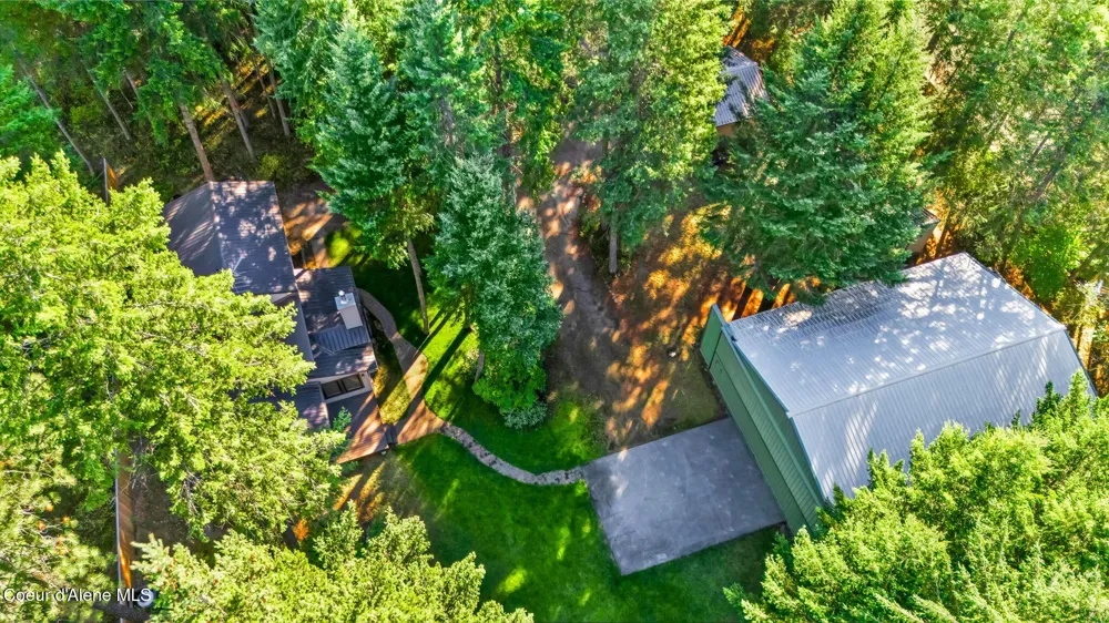 8599 E Apache Trail Athol, ID 83801