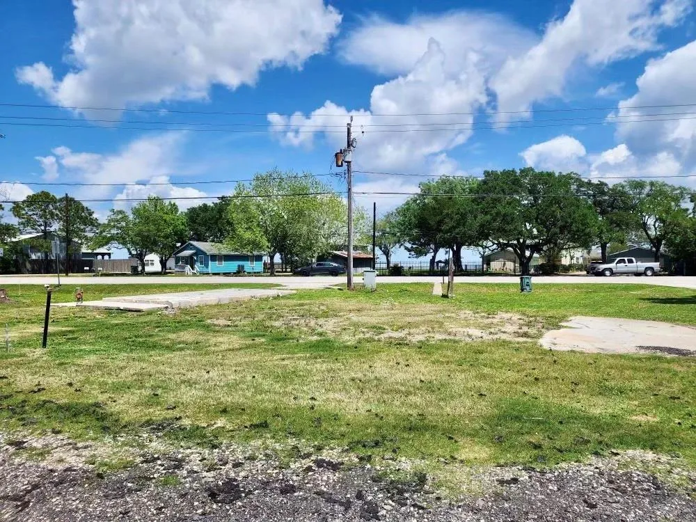 4828 W Bayshore Drive Bacliff, TX 77518