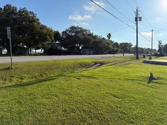 4828 W Bayshore Drive Bacliff, TX 77518